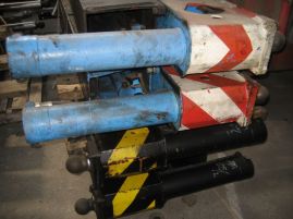Liebherr LTM 1035-3 outrigger cylinders